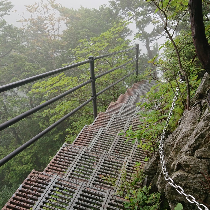 大普賢岳にかけられた鉄の橋