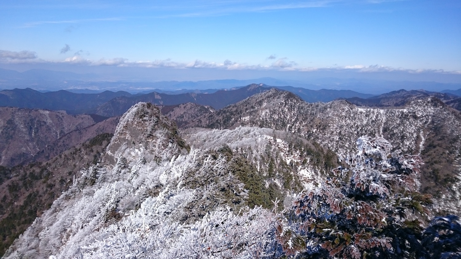 冬の稲村ヶ岳から見る大日山、霧氷が美しい
