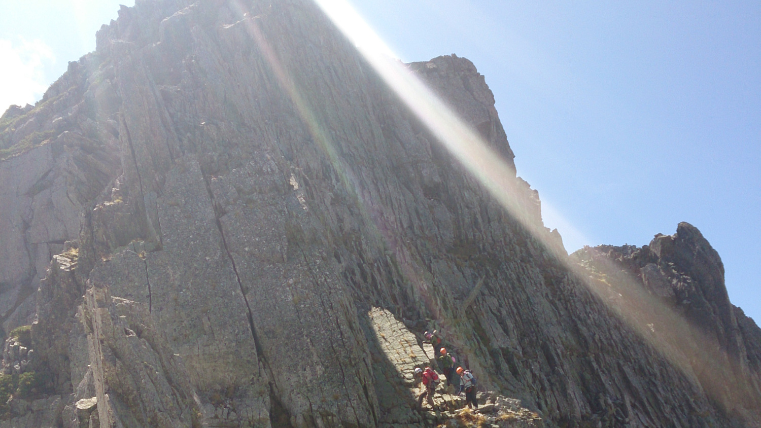 ロバの耳のトラバース道、パッと見どこに登山道があるかさっぱりわからん絶壁にルートがある。