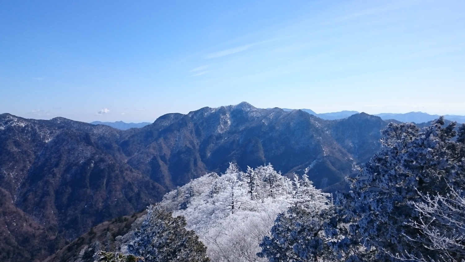 周辺景色、霧氷がついているのは1,600m以上の稜線部のみ