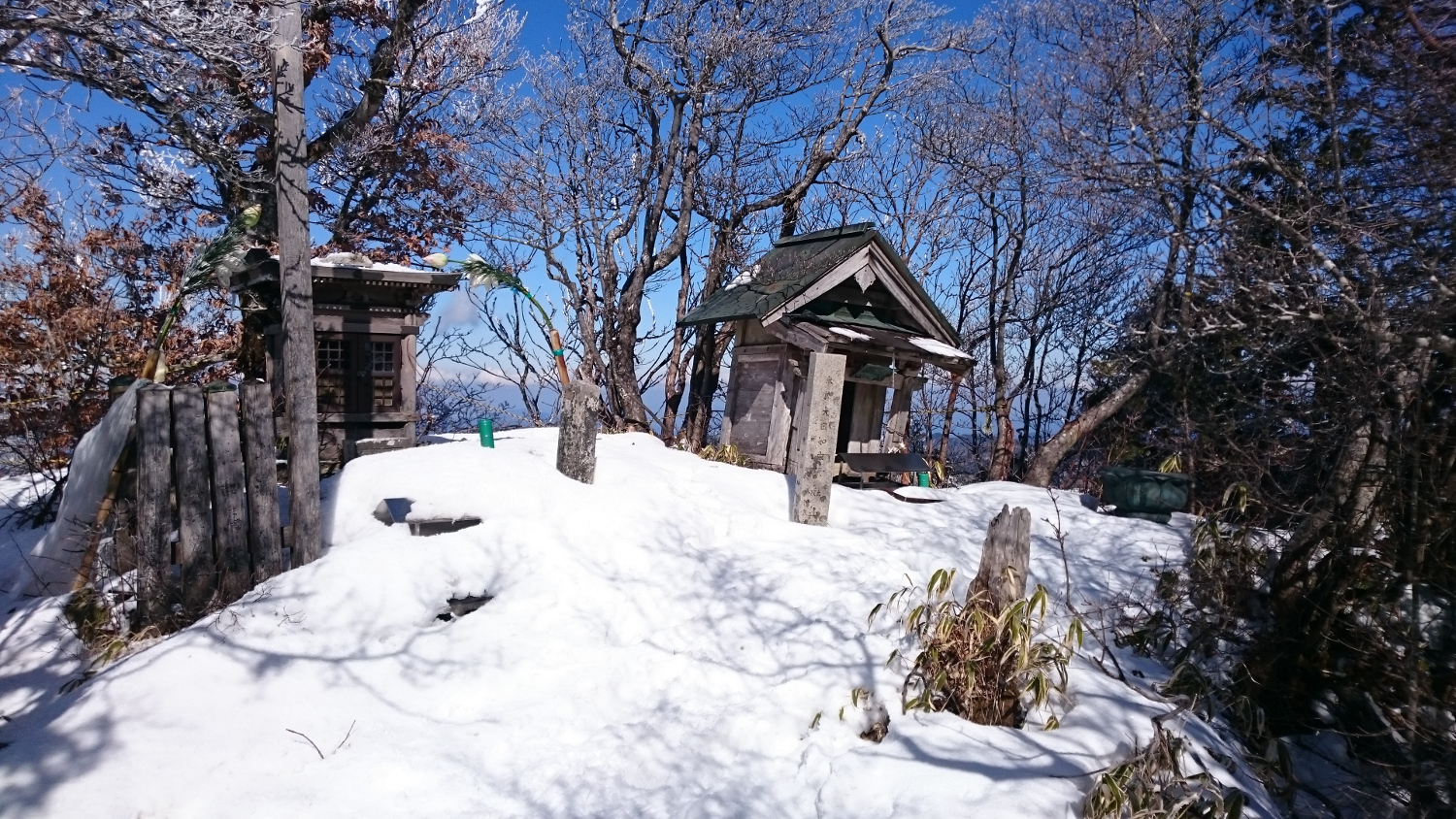 大日山山頂部のお社