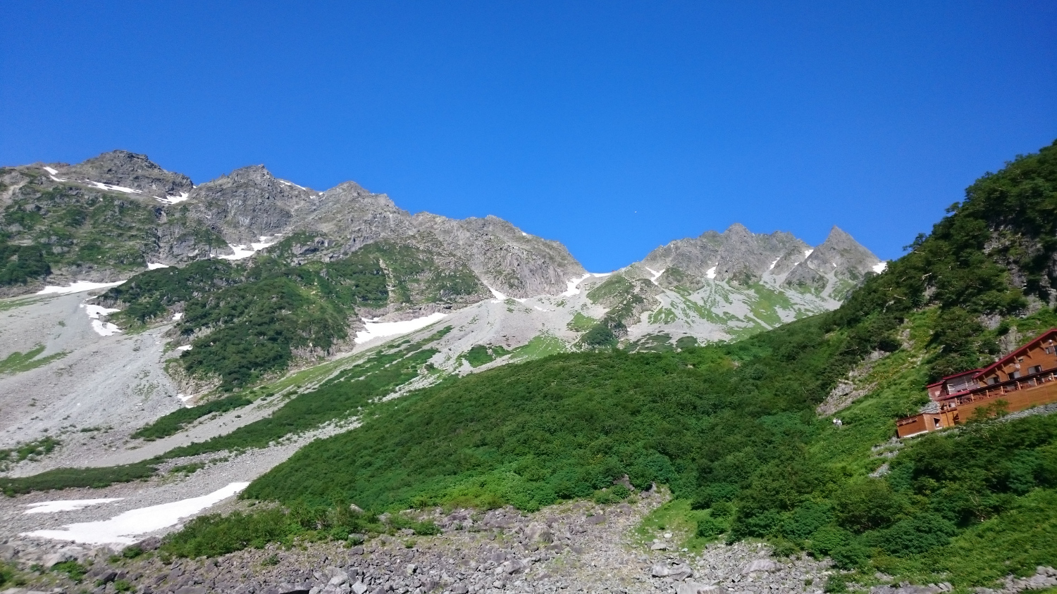 涸沢ヒュッテから見上げる奥穂高