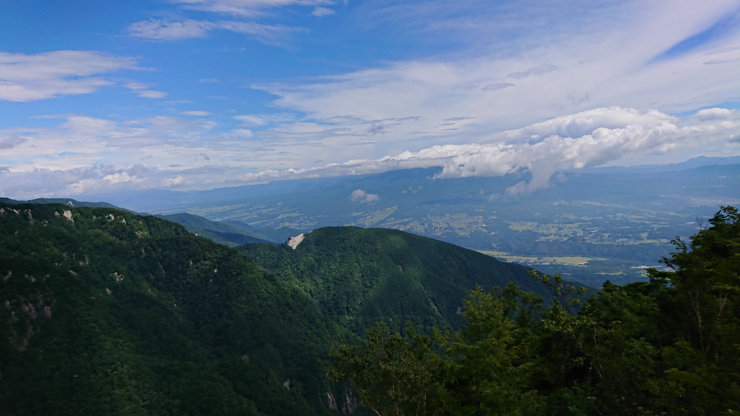 刃渡りからの景色、すぐ手前の尾根は日向山か？