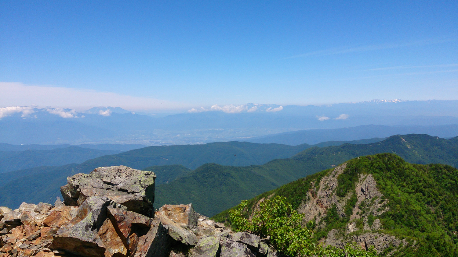 御嶽から槍ヶ岳までの遠望だがこの写真ではさっぱりわからん