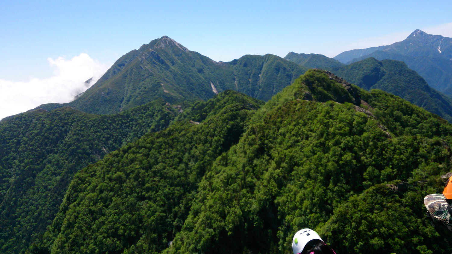 第一高点からの下りはじめ、緑色の甲斐駒が正面方向に、さらに右奥は北岳