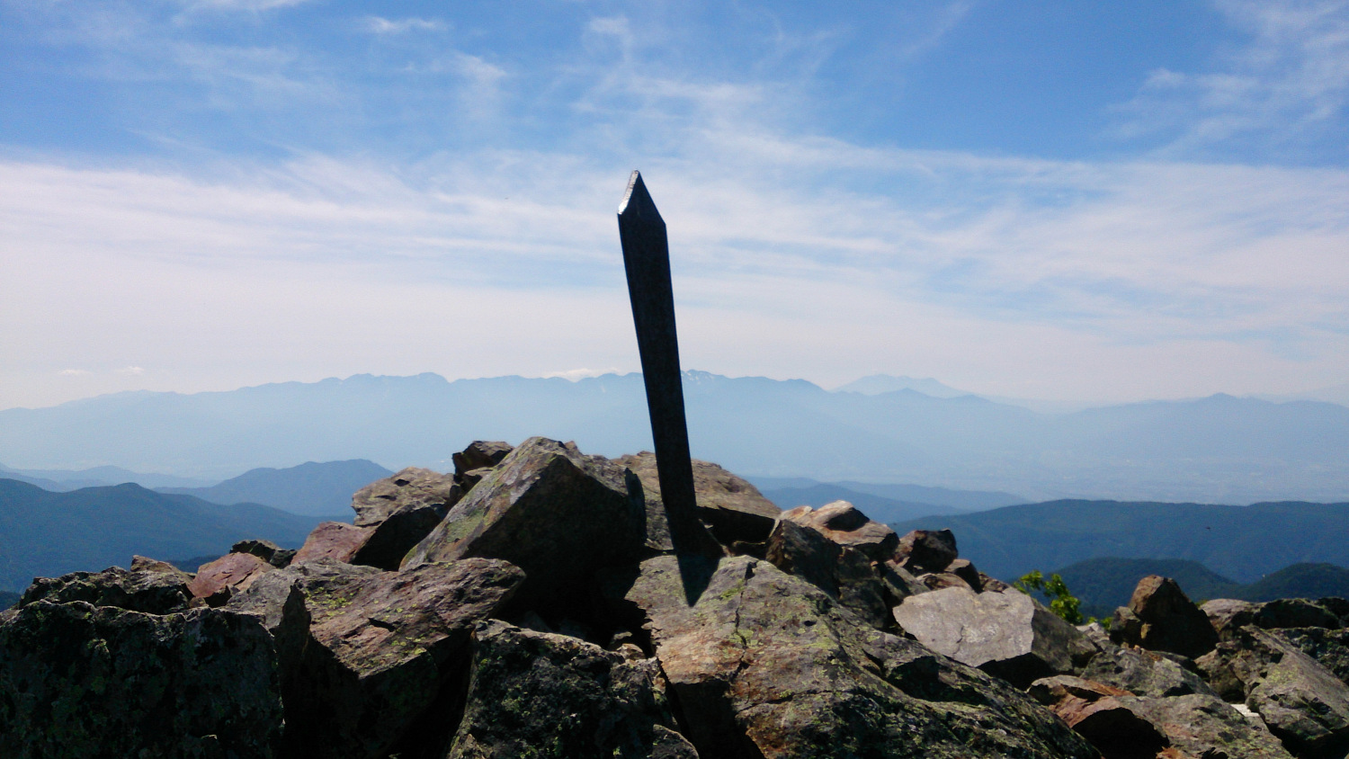鋸岳第二高点に立つ鉄剣