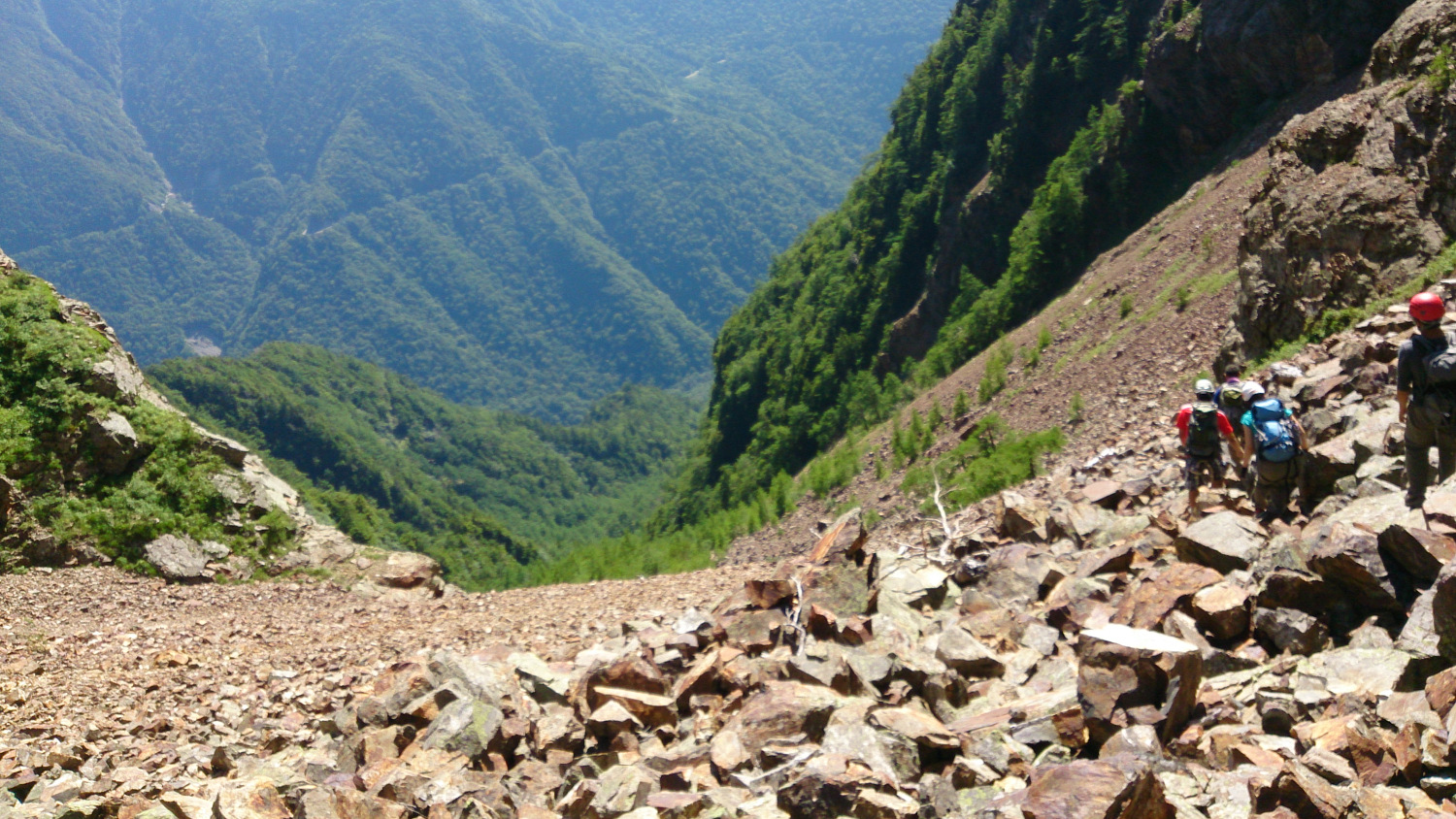 熊穴沢下山時の大ガレ場