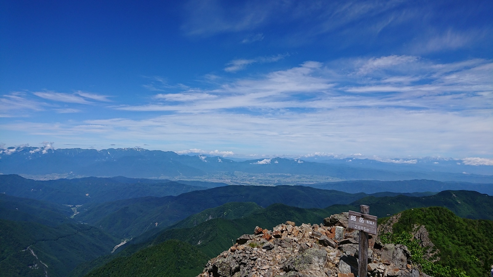 快晴の鋸岳第一高点、中央アルプスを背景に