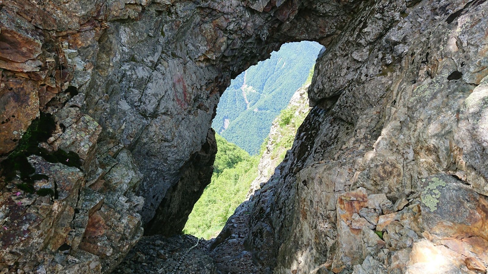 鋸岳稜線にある鹿窓、ルートはくぐるように鎖が設置されている