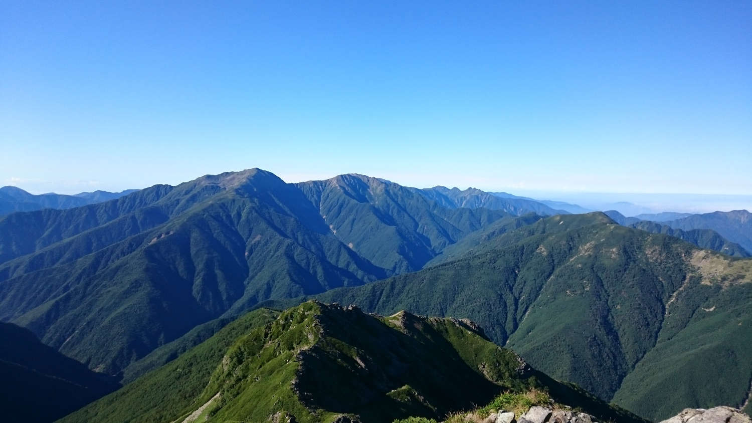 悪沢・赤石・奥のボコボコしてるのは大沢岳から兎岳のあたり