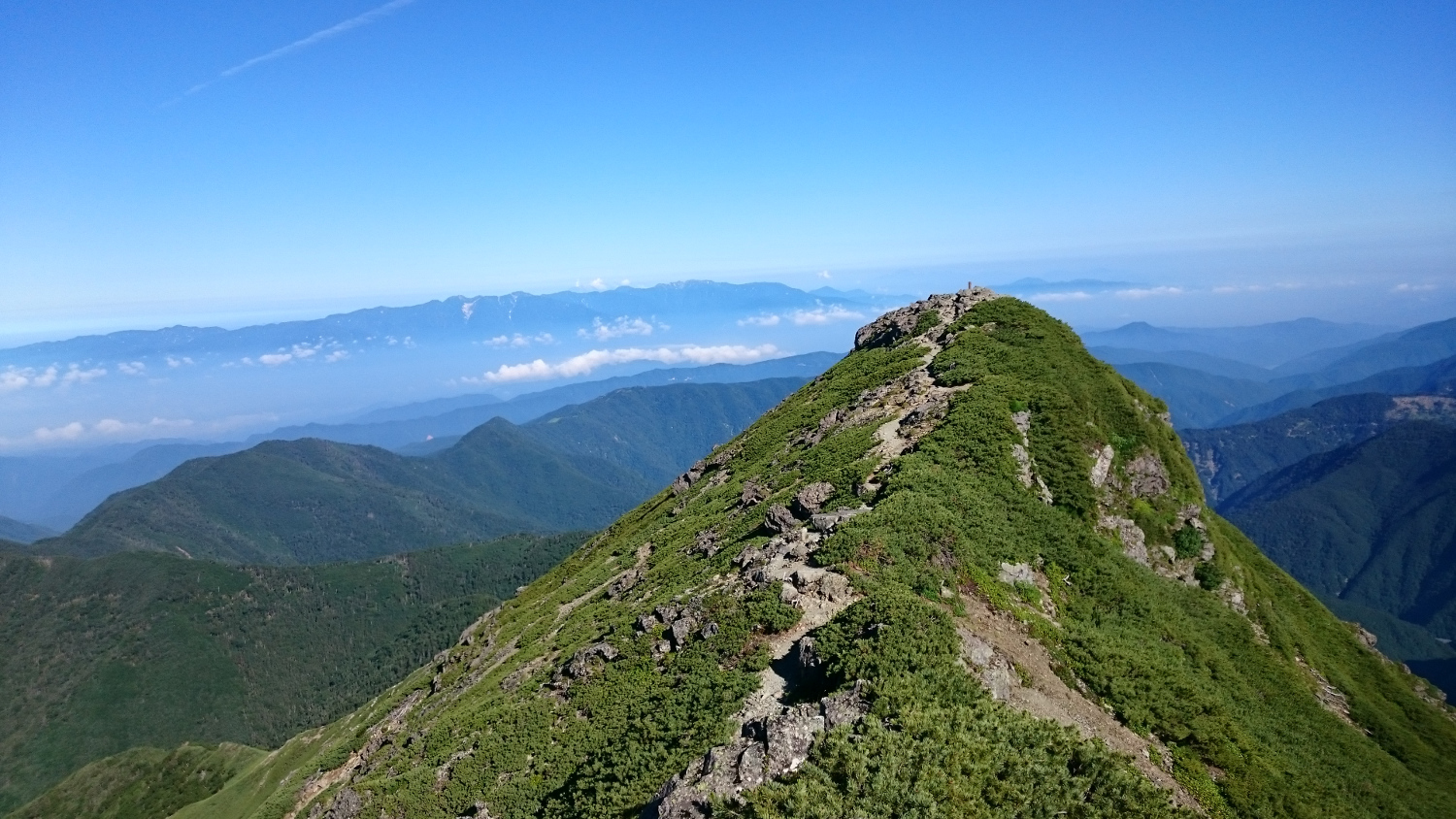 西峰から振り返る塩見岳東峰