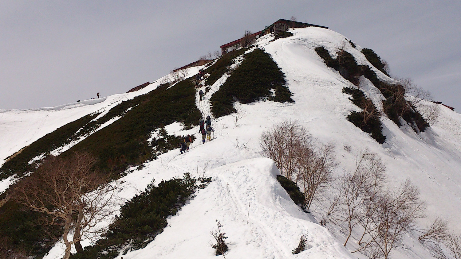 2012年4月末撮影、燕山荘直下から冬道が小屋までそのまま繋がっている