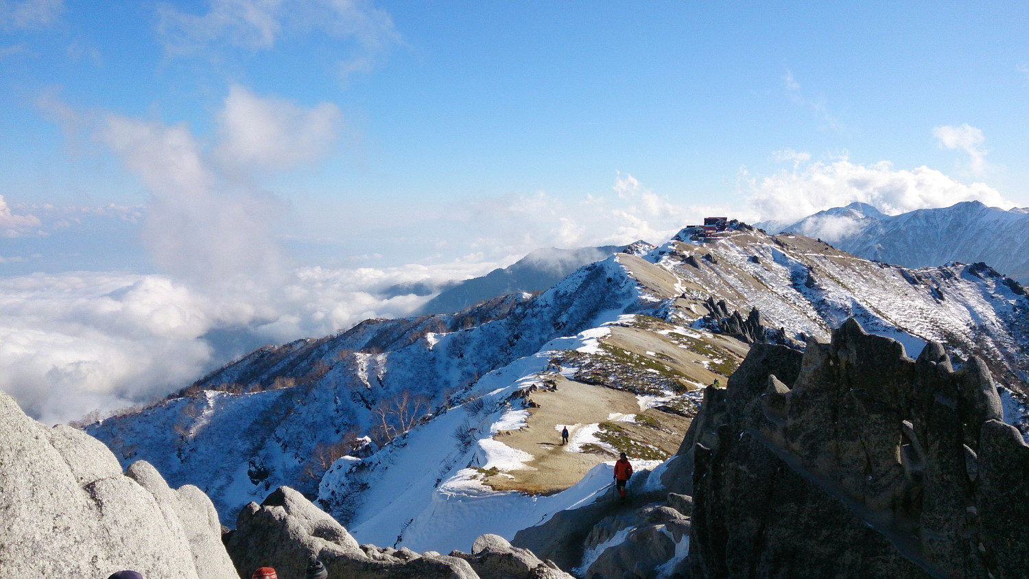 燕岳から振り返る燕山荘