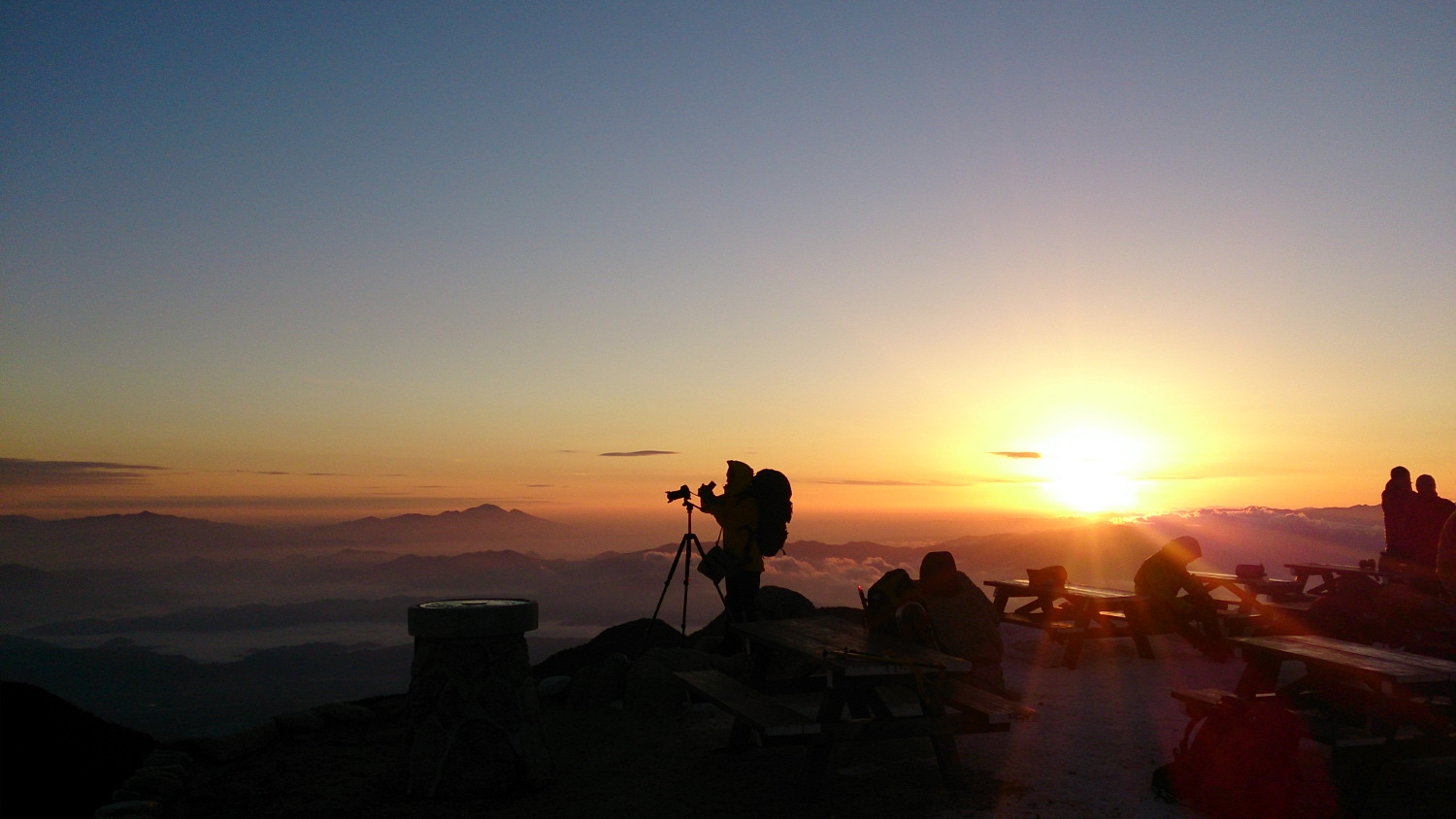 燕山荘の前から夕日、中央に誰かわからんカメラ構える人