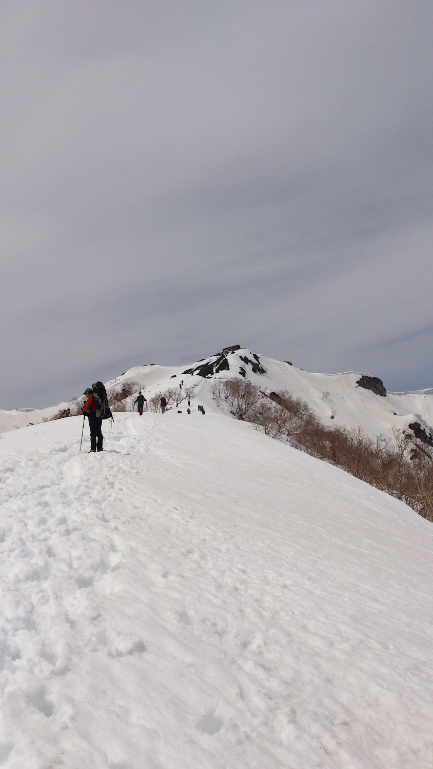 稲村ヶ岳への登り途中で振り返る大日山