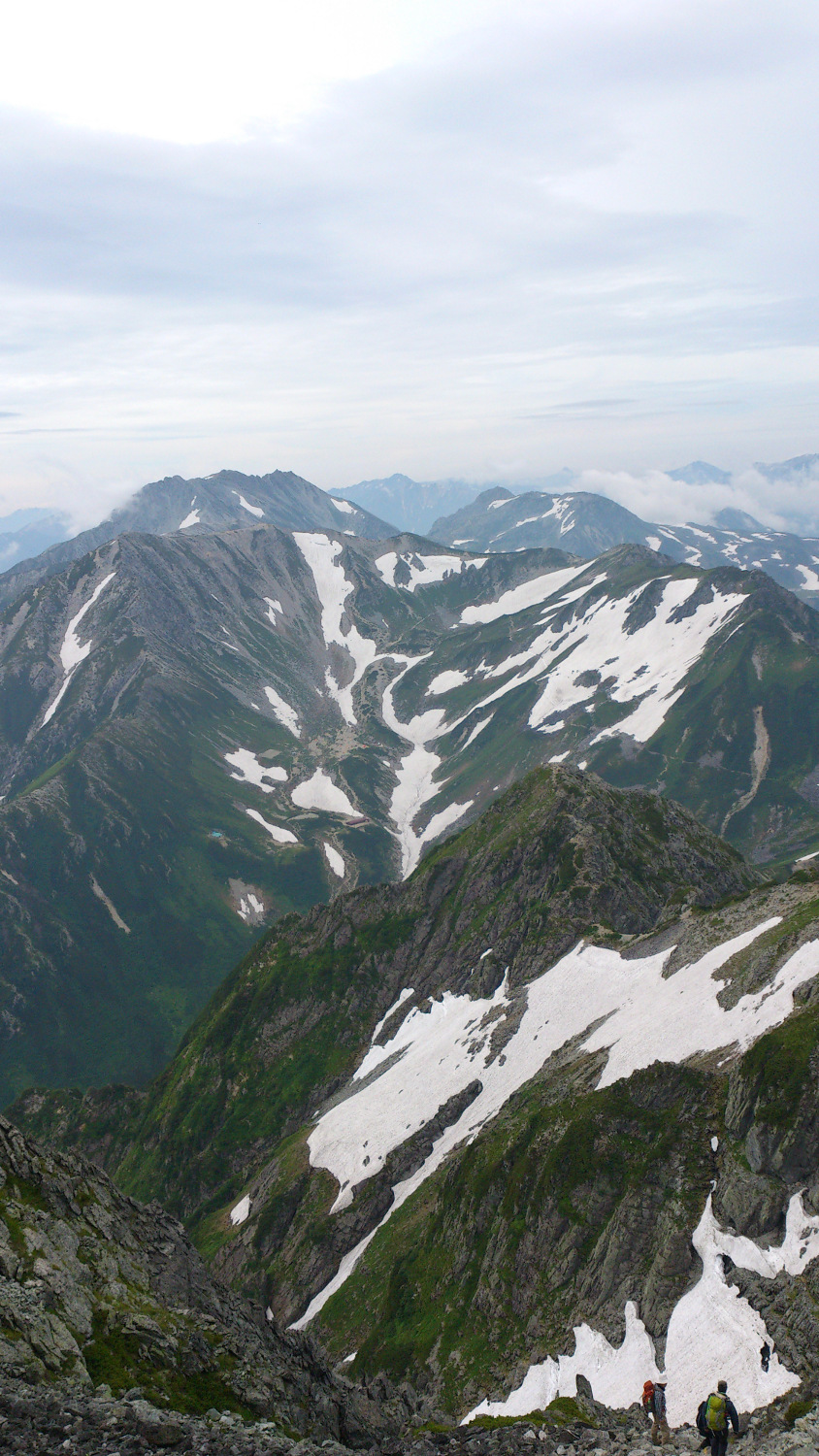 剱岳山頂から剱澤、奥に立山三山を振り返る、8月でも割と雪渓が残る