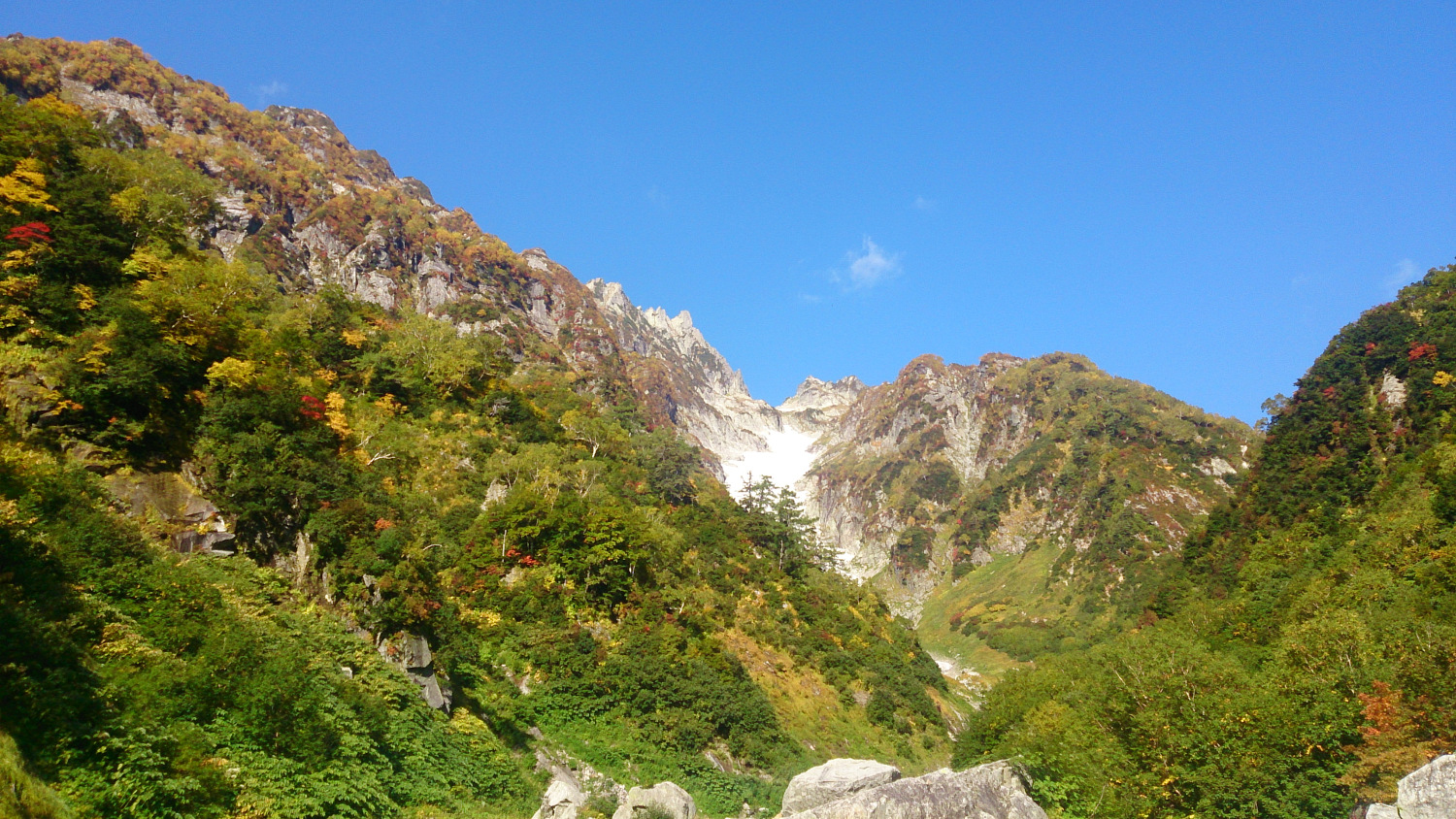 二俣出合いのから見上げる剱岳、辛うじて山頂部のギザギザが見えている