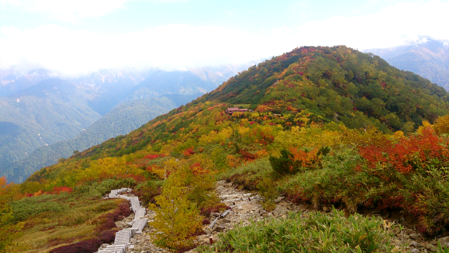 少し曇り始める中、仙人池ヒュッテ、紅葉が素晴らしい