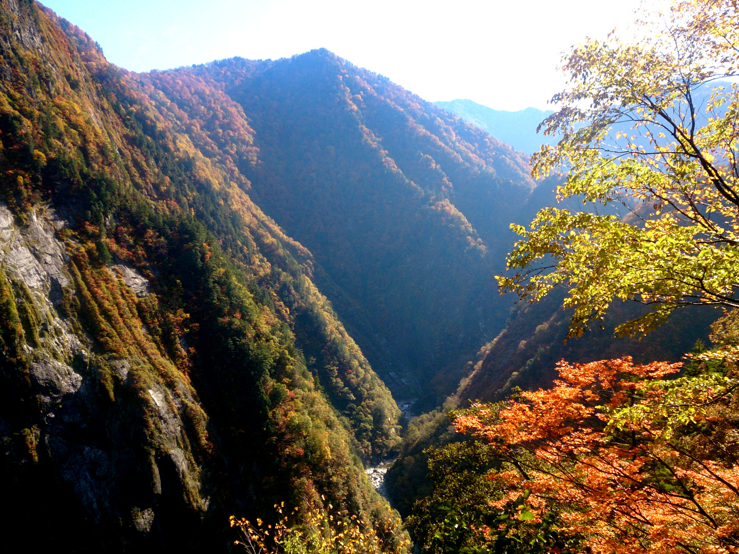 2014年10月撮影、黒部峡谷、水平歩道から200ｍ下の黒部川を見下ろして